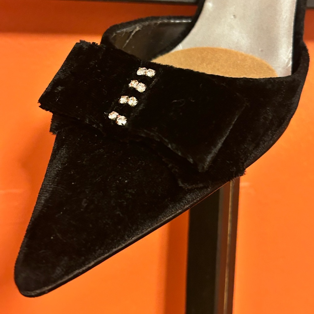 💚💚5/25💚💚 Jillian Jones Black Suede Pointed-Toe Heels